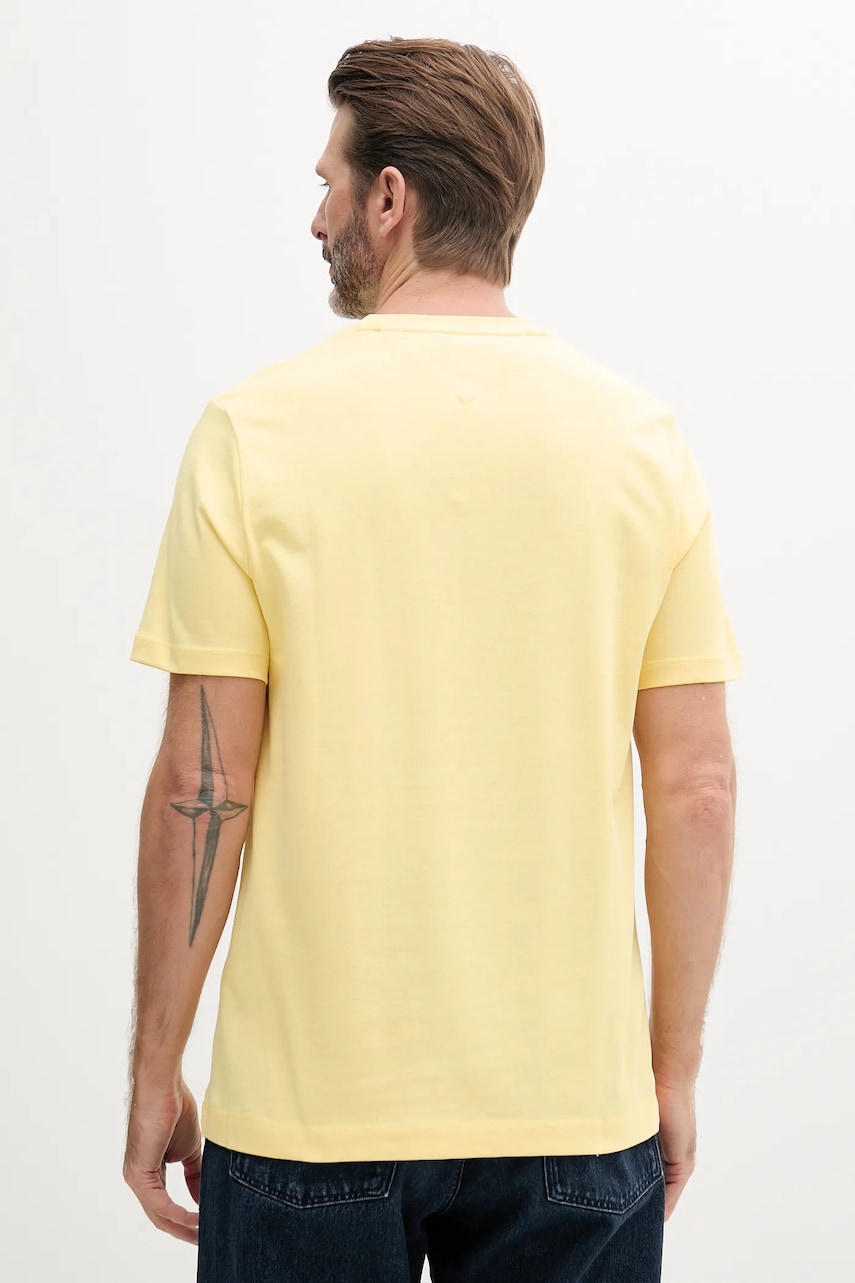 Хлопковая футболка Tommy Hilfiger мужская цвет жёлтый с аппликацией MW0MW39256 Хлопковая футболка Tommy Hilfiger мужская цвет жёлтый с аппликацией MW0MW39256