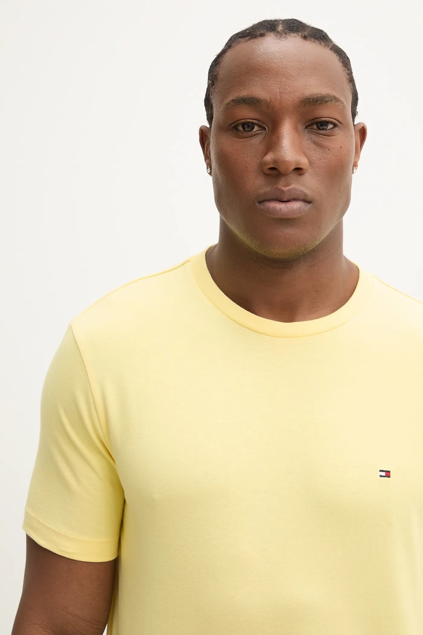 Хлопковая футболка Tommy Hilfiger мужская цвет жёлтый однотонная MW0MW39995 Хлопковая футболка Tommy Hilfiger мужская цвет жёлтый однотонная MW0MW39995