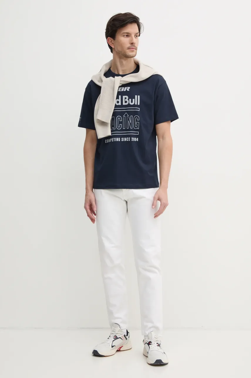 Хлопковая футболка Red Bull Racing x Pepe Jeans RACING HISTORY TEE мужская цвет синий с принтом RM500020 Хлопковая футболка Red Bull Racing x Pepe Jeans RACING HISTORY TEE мужская цвет синий с принтом RM500020