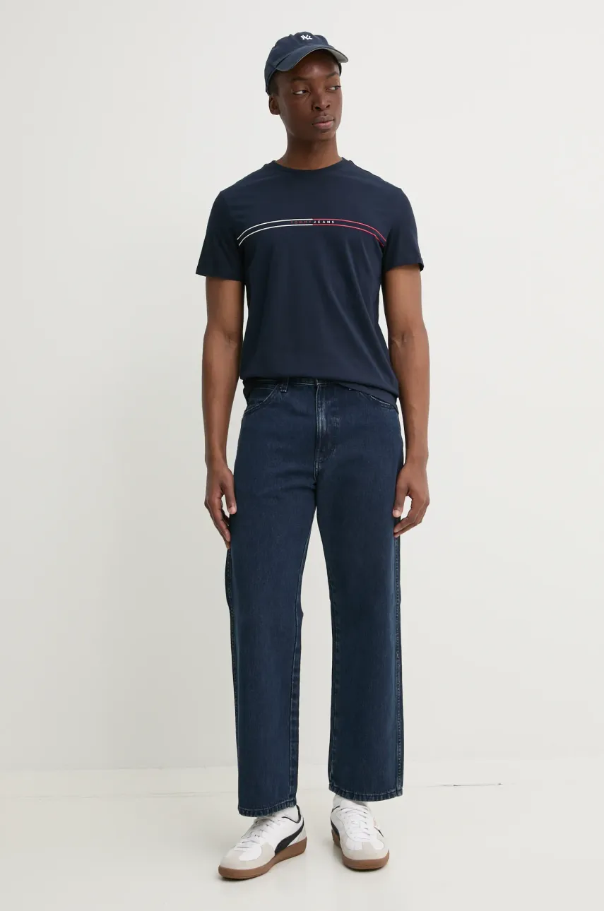 Футболка Tommy Jeans мужская цвет синий с принтом DM0DM20779 Футболка Tommy Jeans мужская цвет синий с принтом DM0DM20779
