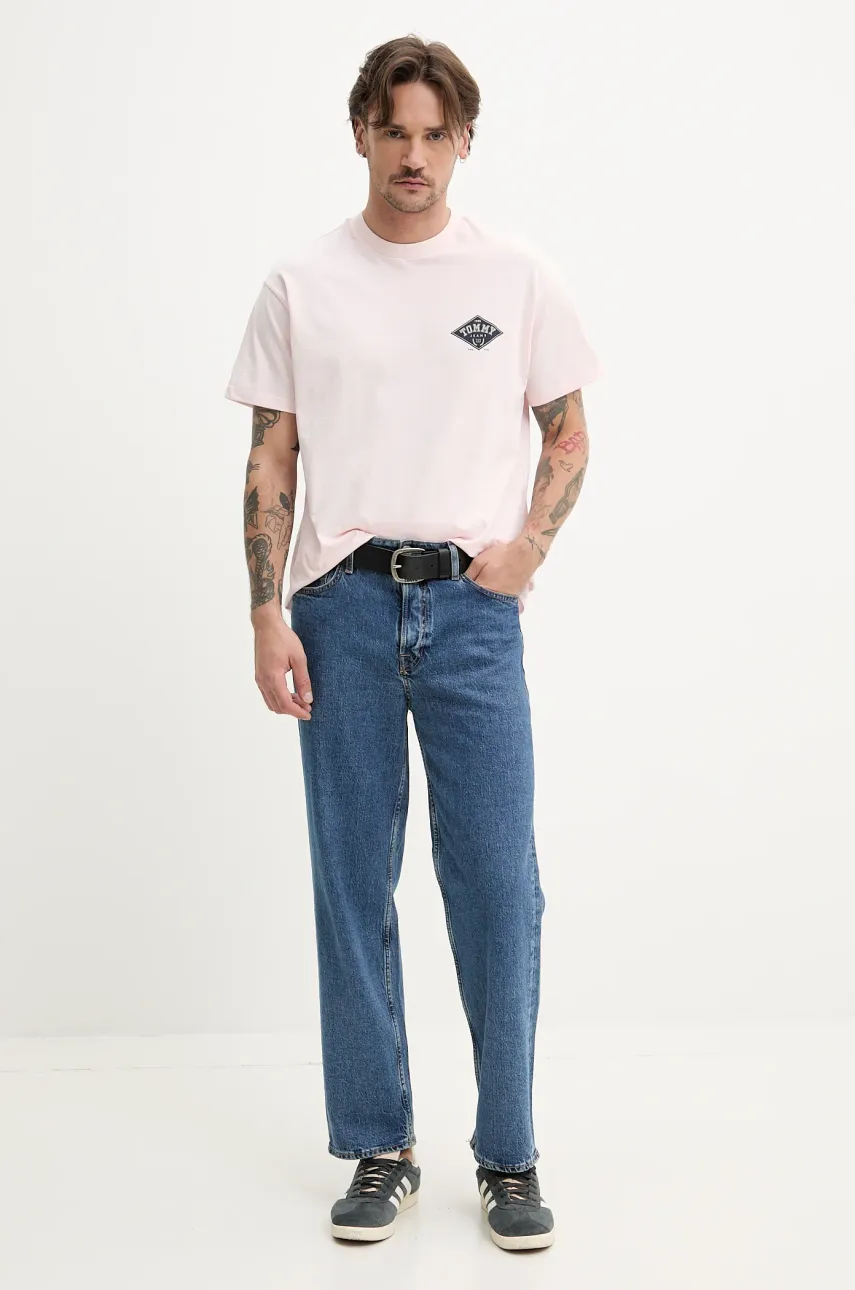 Хлопковая футболка Tommy Jeans мужская цвет розовый с принтом DM0DM20806 Хлопковая футболка Tommy Jeans мужская цвет розовый с принтом DM0DM20806