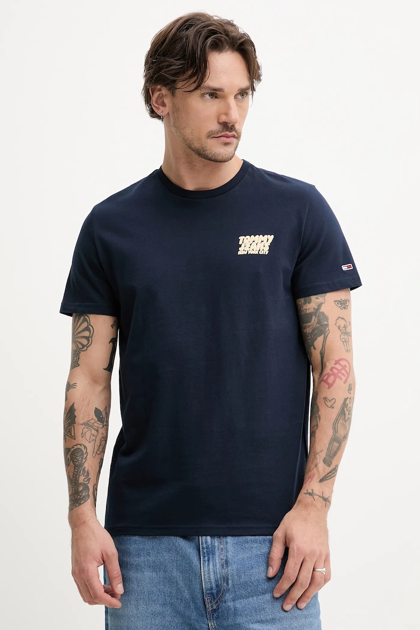 Tommy Jeans tricou din bumbac barbati, culoarea albastru marin, neted, DM0DM21863 Tommy Jeans tricou din bumbac barbati, culoarea albastru marin, neted, DM0DM21863