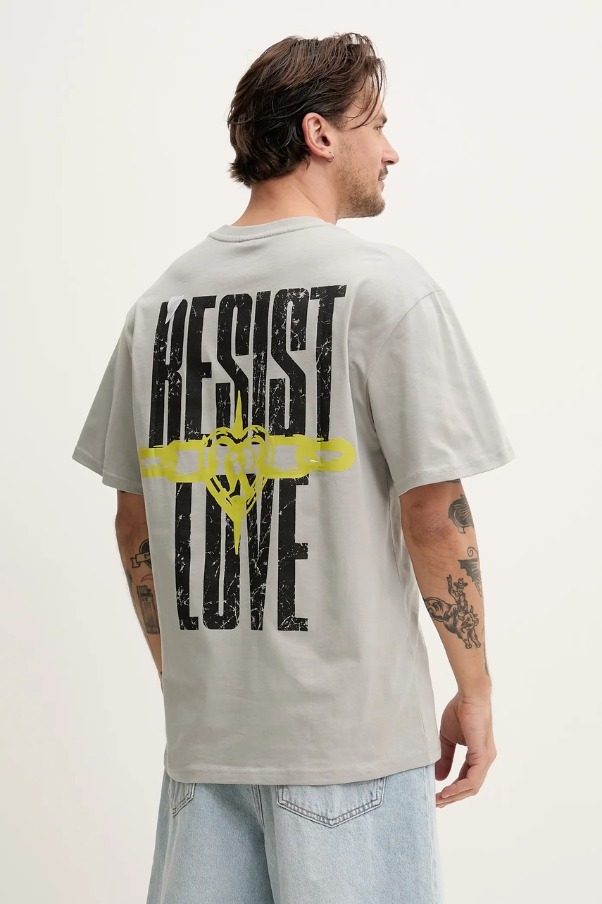 Хлопковая футболка Karl Kani мужская цвет серый с принтом 60300348 Хлопковая футболка Karl Kani мужская цвет серый с принтом 60300348
