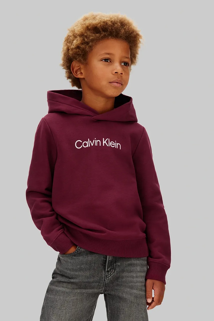 Levně Dětská bavlněná mikina Calvin Klein Jeans vínová barva, s kapucí, s potiskem, IU0IU00679