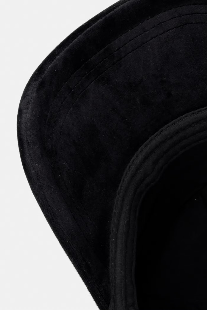 Velurová kšiltovka Guess