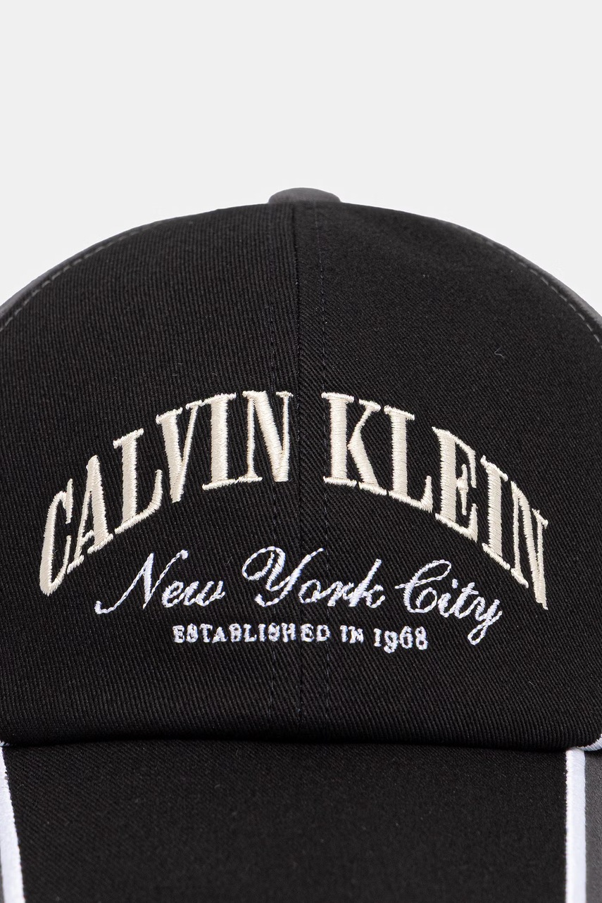 Calvin Klein čiapka so šiltom bavlnená