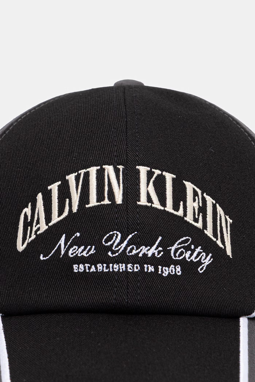 Calvin Klein čiapka so šiltom bavlnená