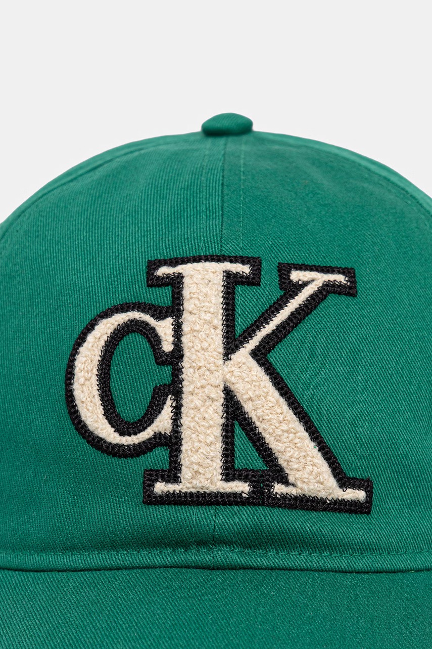 Calvin Klein Čiapka so šiltom bavlnená