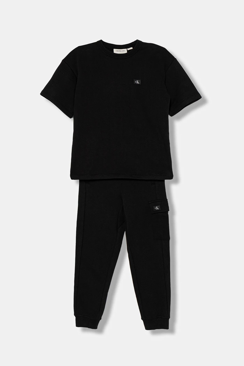 Levně Dětská bavlněná souprava Calvin Klein Jeans černá barva, IB0IB02636