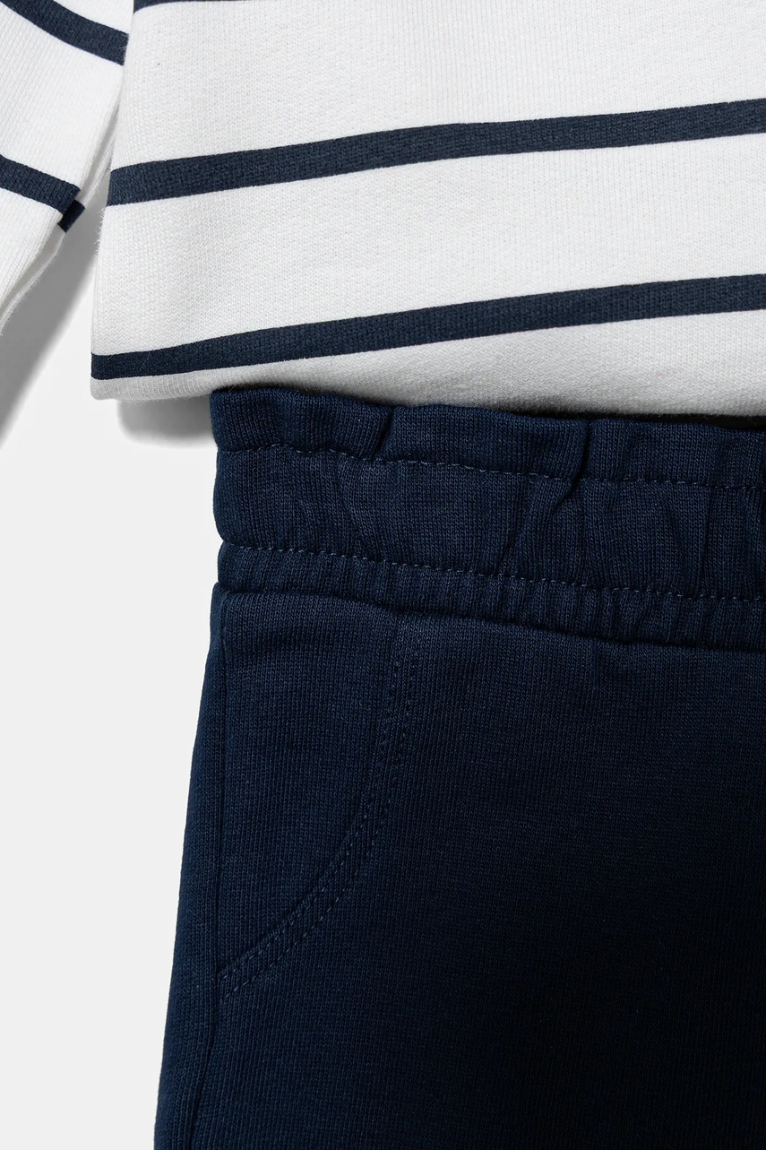 Bavlněná tepláková souprava pro miminka Guess (obrázek 4)