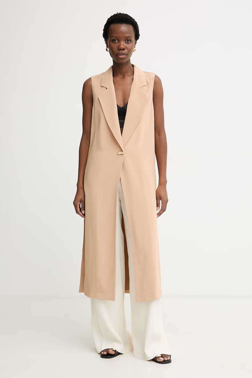 Simona Corsellini vestă cu un singur rând de nasturi pentru femei