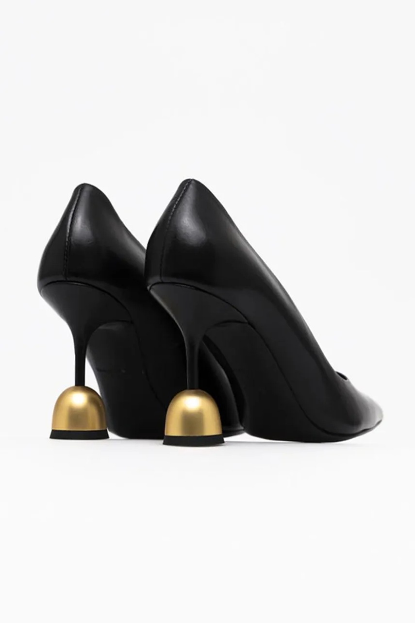 Vanda Novak στιλέτο δερμάτινο φωτογραφία