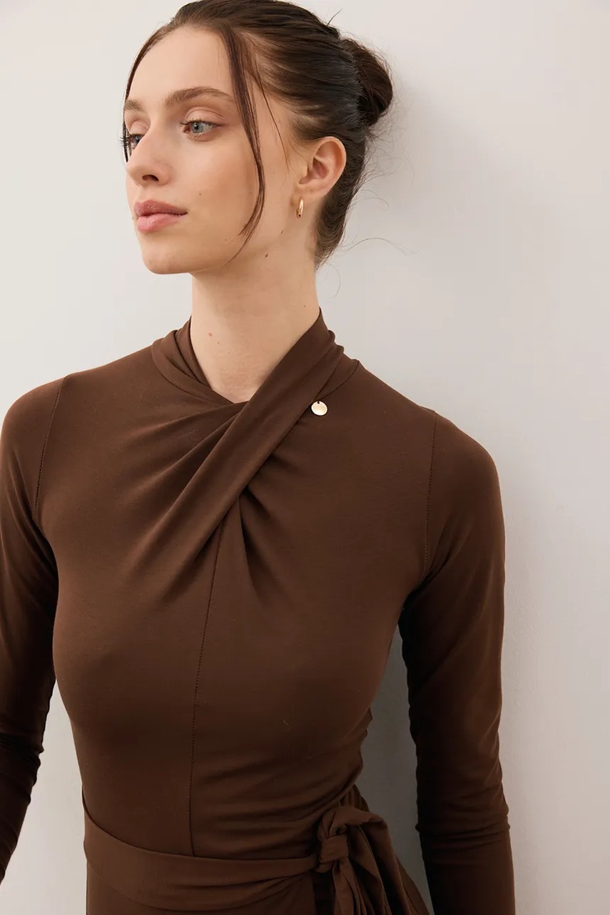 Сукня Bizuu ROTTA колір коричневий midi розкльошена ROTTA BRĄZOWY