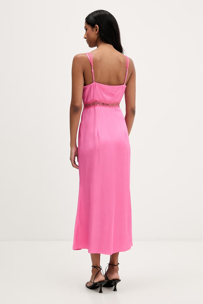 Viskózové šaty Never Fully Dressed