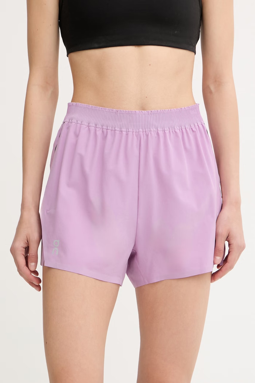 On pantaloni scurți sport pentru femei