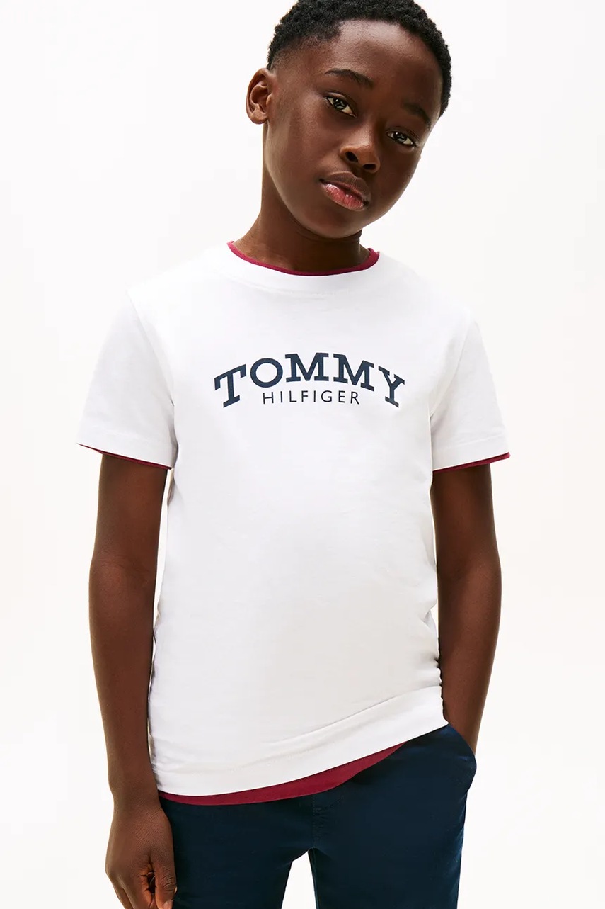 Levně Dětské bavlněné tričko Tommy Hilfiger bílá barva, s potiskem, KB0KB10051