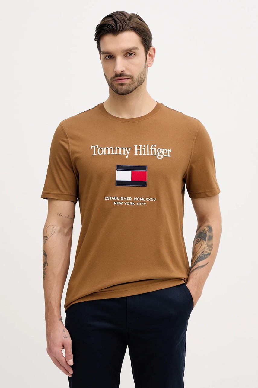 Levně Bavlněné tričko Tommy Hilfiger pánské, hnědá barva, s aplikací, MW0MW42736