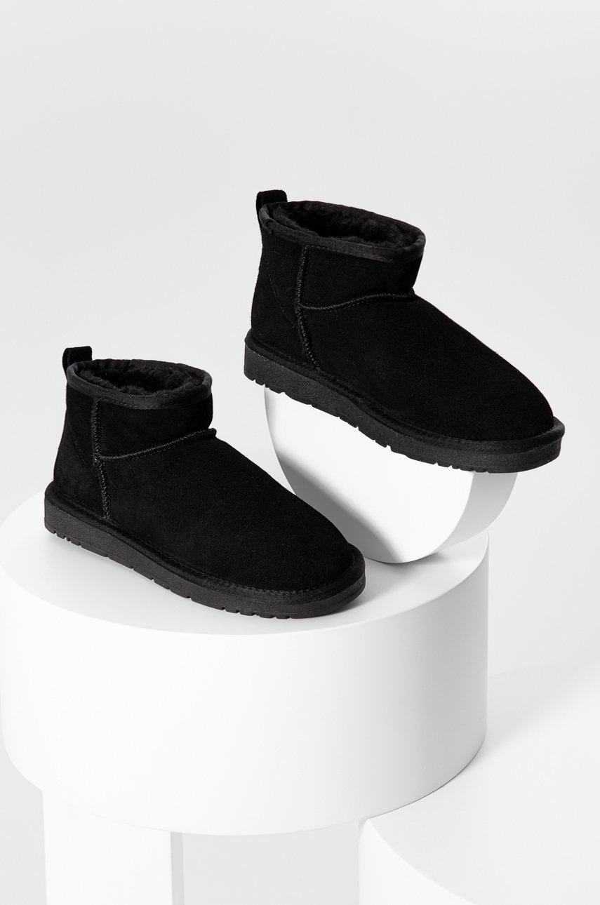 

Велурени апрески Answear Lab в черно, Черен