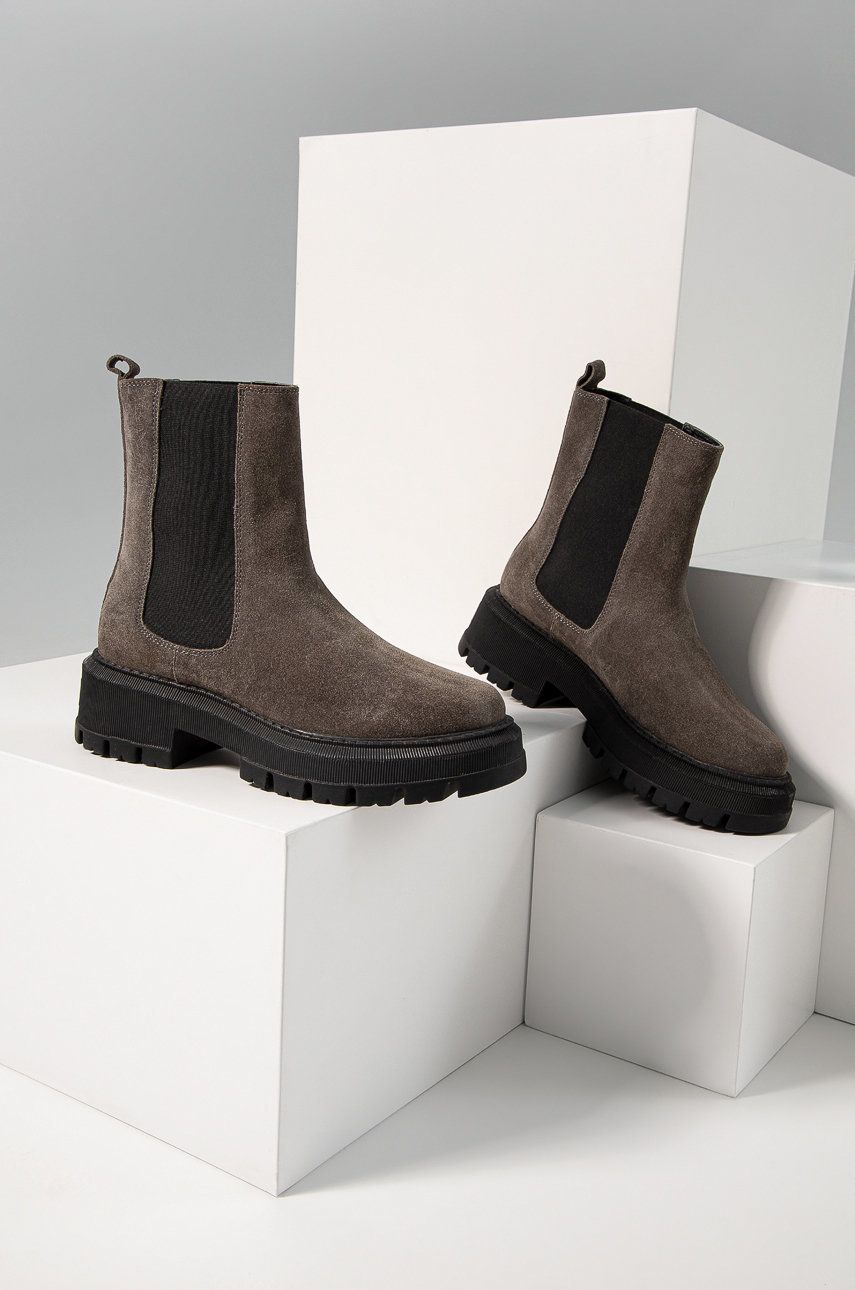E-shop Semišové kotníkové boty Answear Lab dámské, černá barva, na platformě
