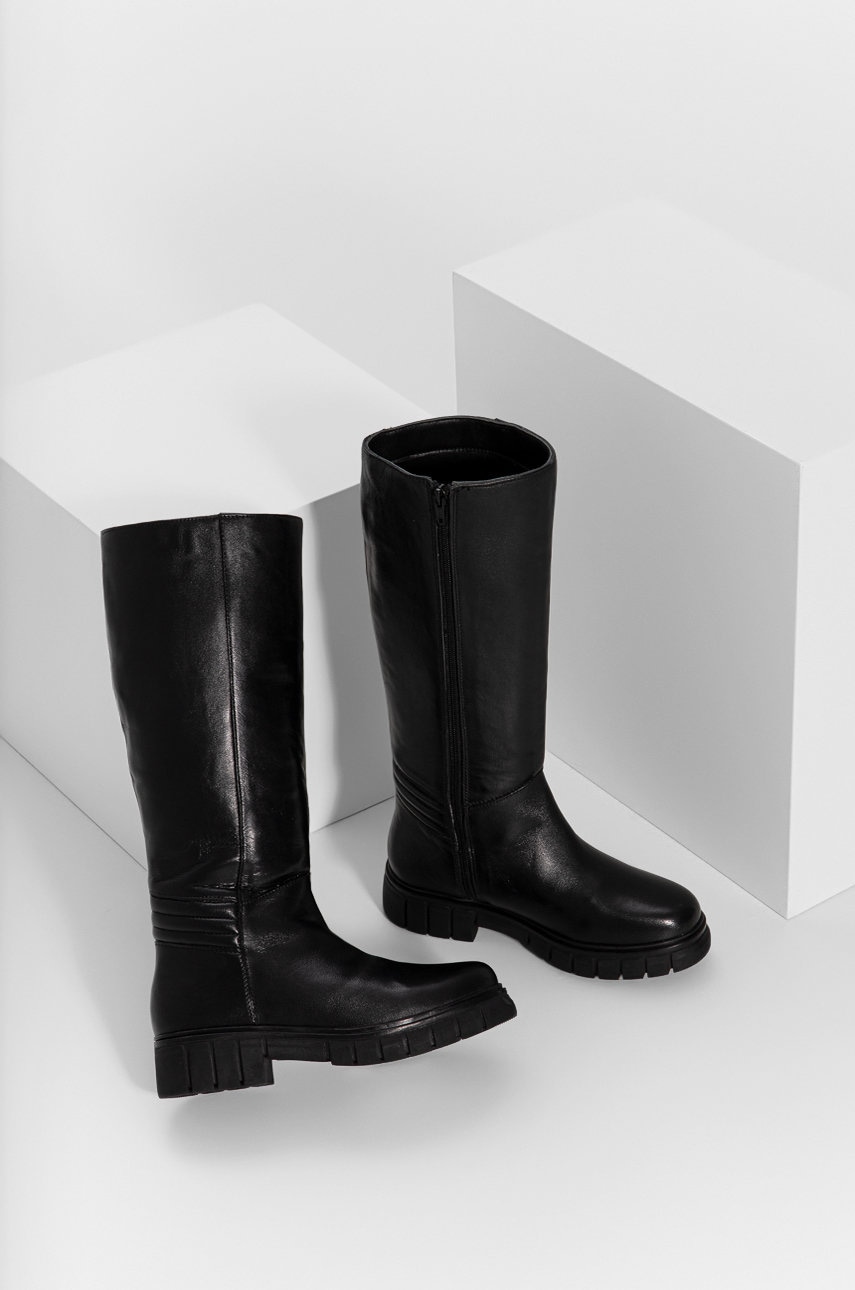 kozene-kozacky-answear-lab-damske-cerna-barva-na-platforme