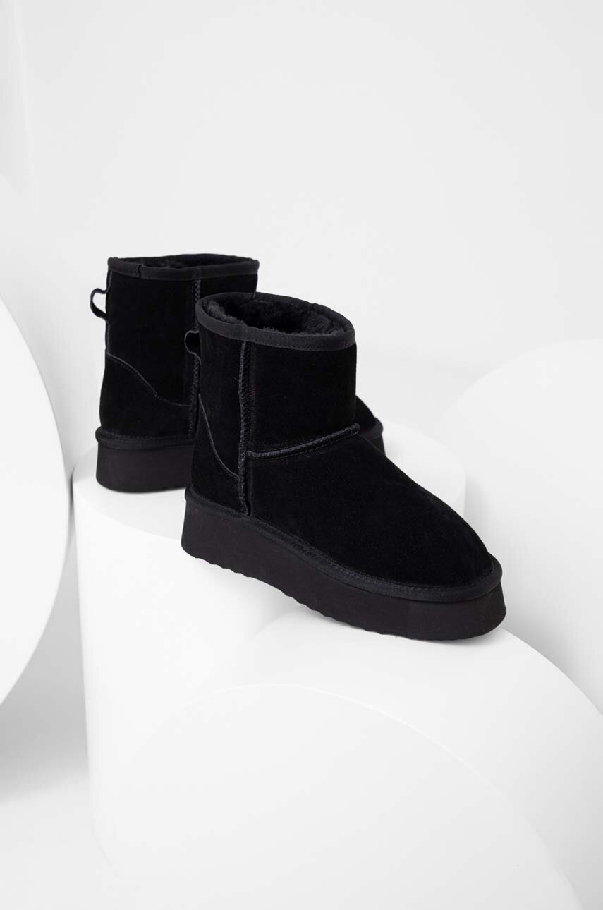 

Велурени апрески Answear Lab в черно, Черен