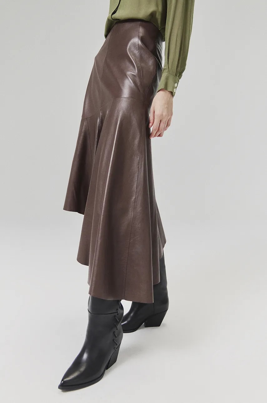 Answear Lab fusta de piele culoarea maro, midi, evazati Answear Lab fusta de piele culoarea maro, midi, evazati