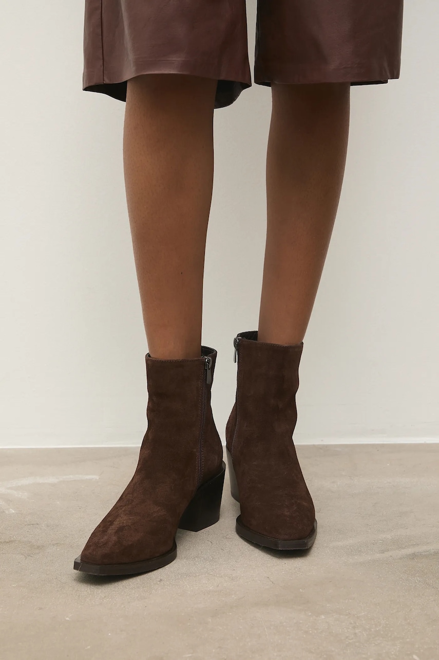 Answear.LAB cizme din piele intoarsa culoarea maro, cu toc drept, izolare usoara