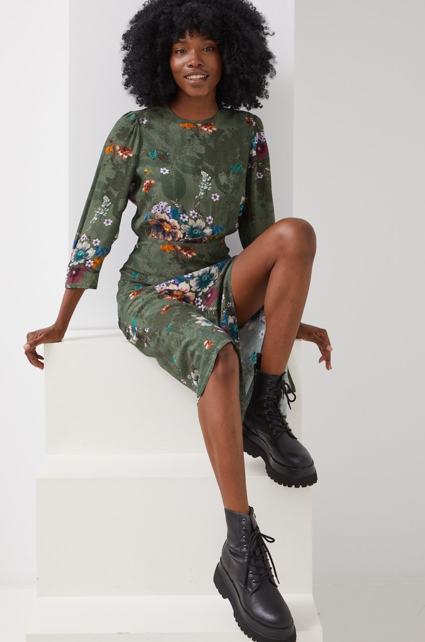 

Рокля Answear Lab в зелено дълъг модел разкроен модел, Зелен