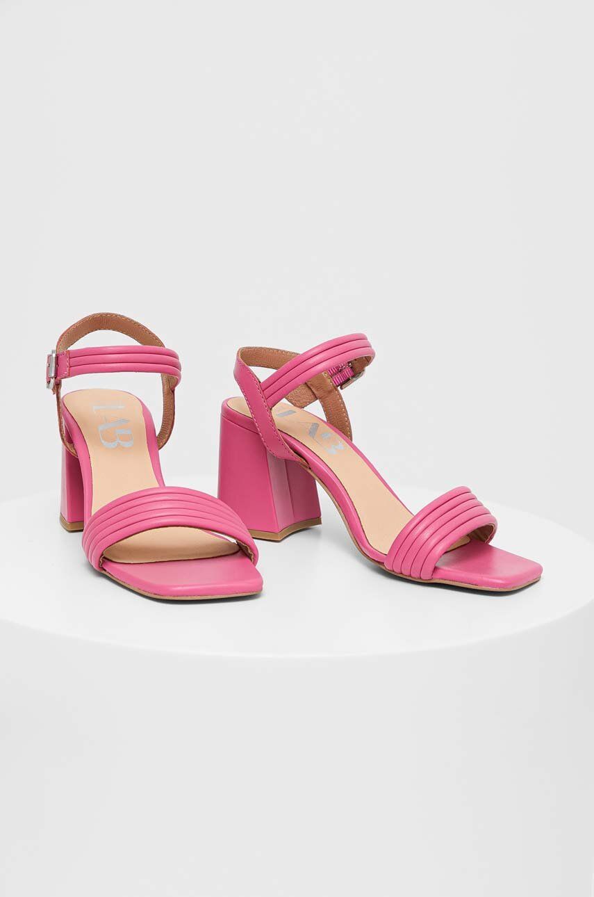 Levně Kožené sandály Answear Lab růžová barva