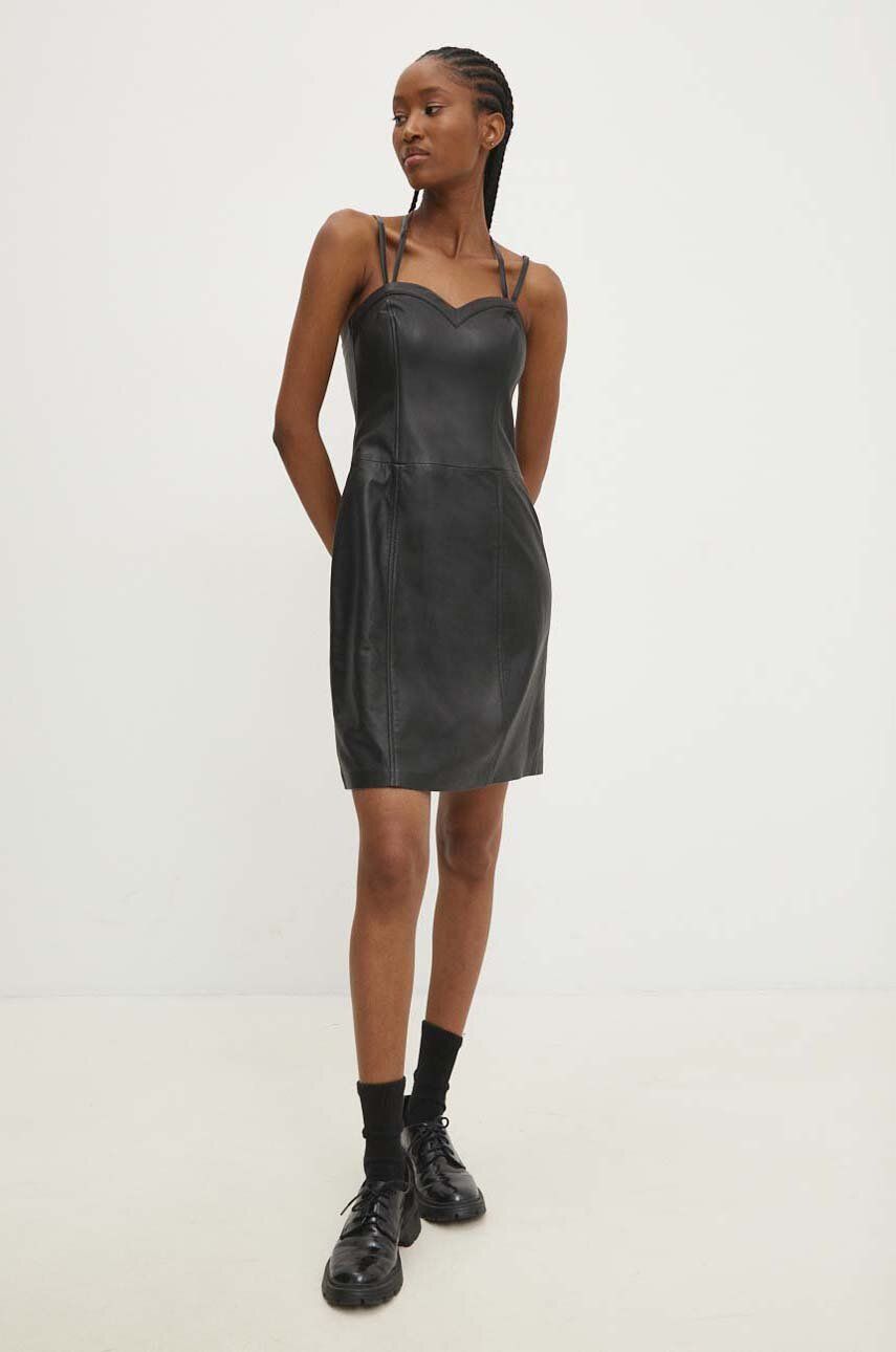Levně Kožené šaty Answear Lab černá barva, mini