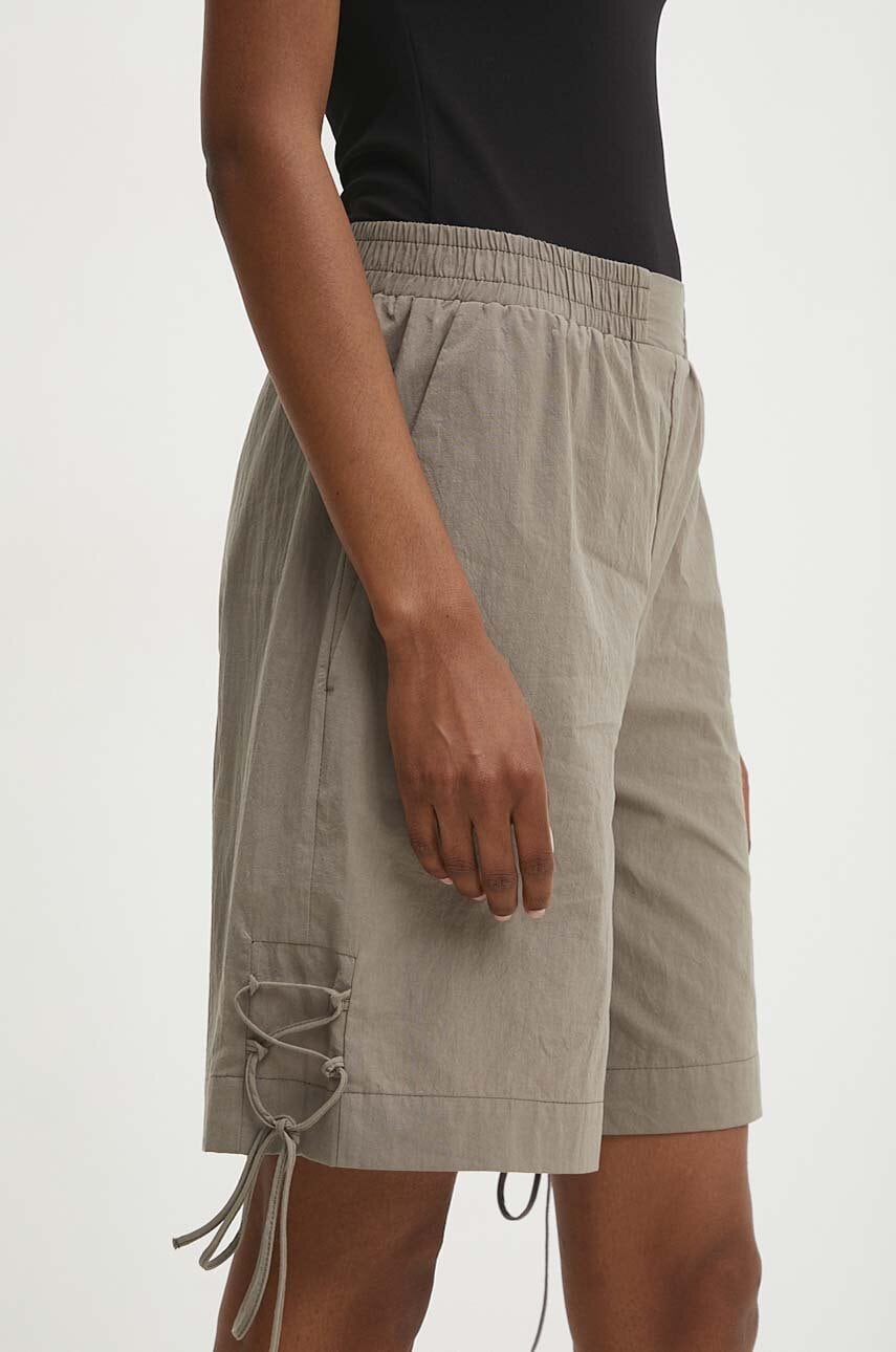 Answear Lab pantaloni scurti din bumbac culoarea verde, neted, high waist Answear Lab pantaloni scurti din bumbac culoarea verde, neted, high waist