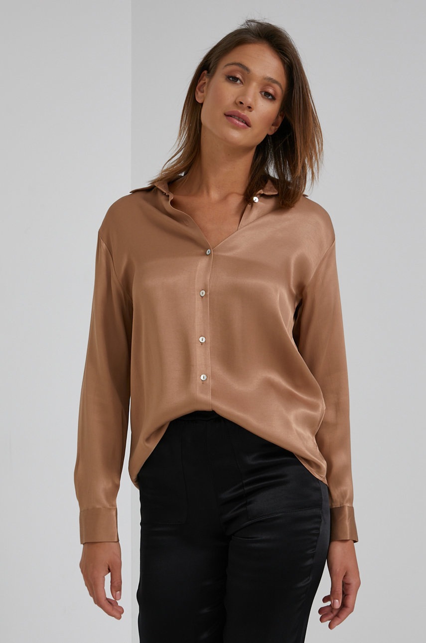 

Риза Answear Lab дамска в бежово със свободна кройка с класическа яка, Бежов