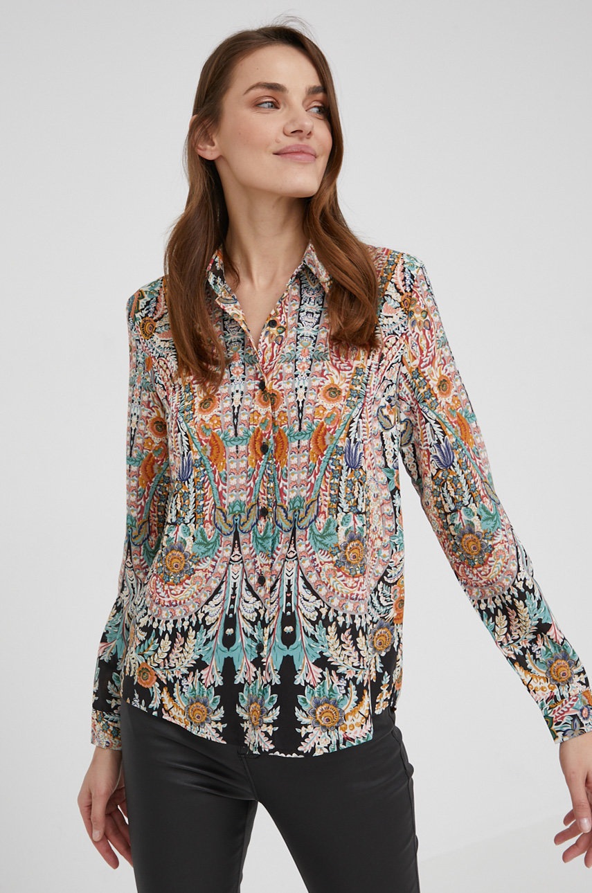 

Риза Answear Lab дамска в черно със стандартна кройка с класическа яка, Черен