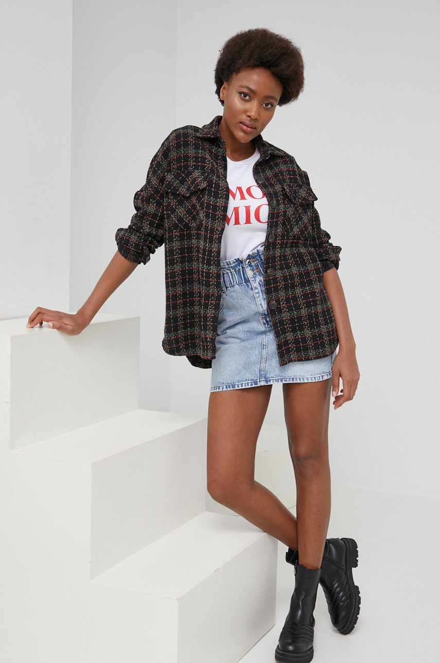 

Риза Answear Lab дамска в черно със свободна кройка с класическа яка, Черен