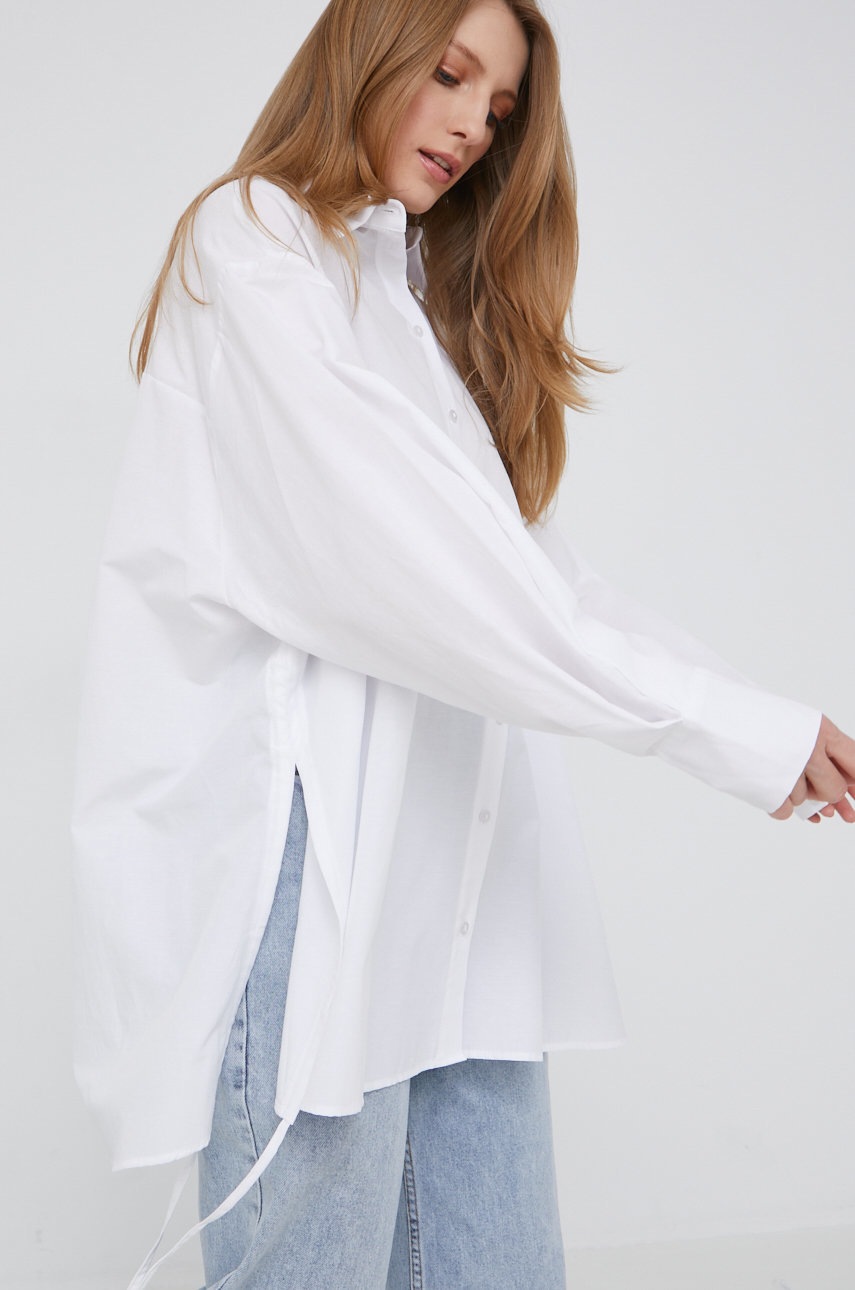

Памучна риза Answear Lab дамска в бяло със свободна кройка с класическа яка, Бял