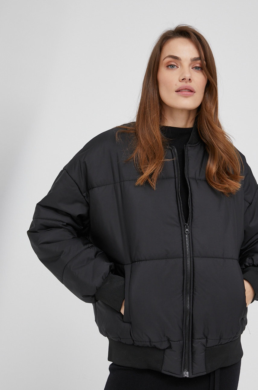 

Яке Answear Lab дамска в черно със зимна изолация с уголемена кройка, Черен