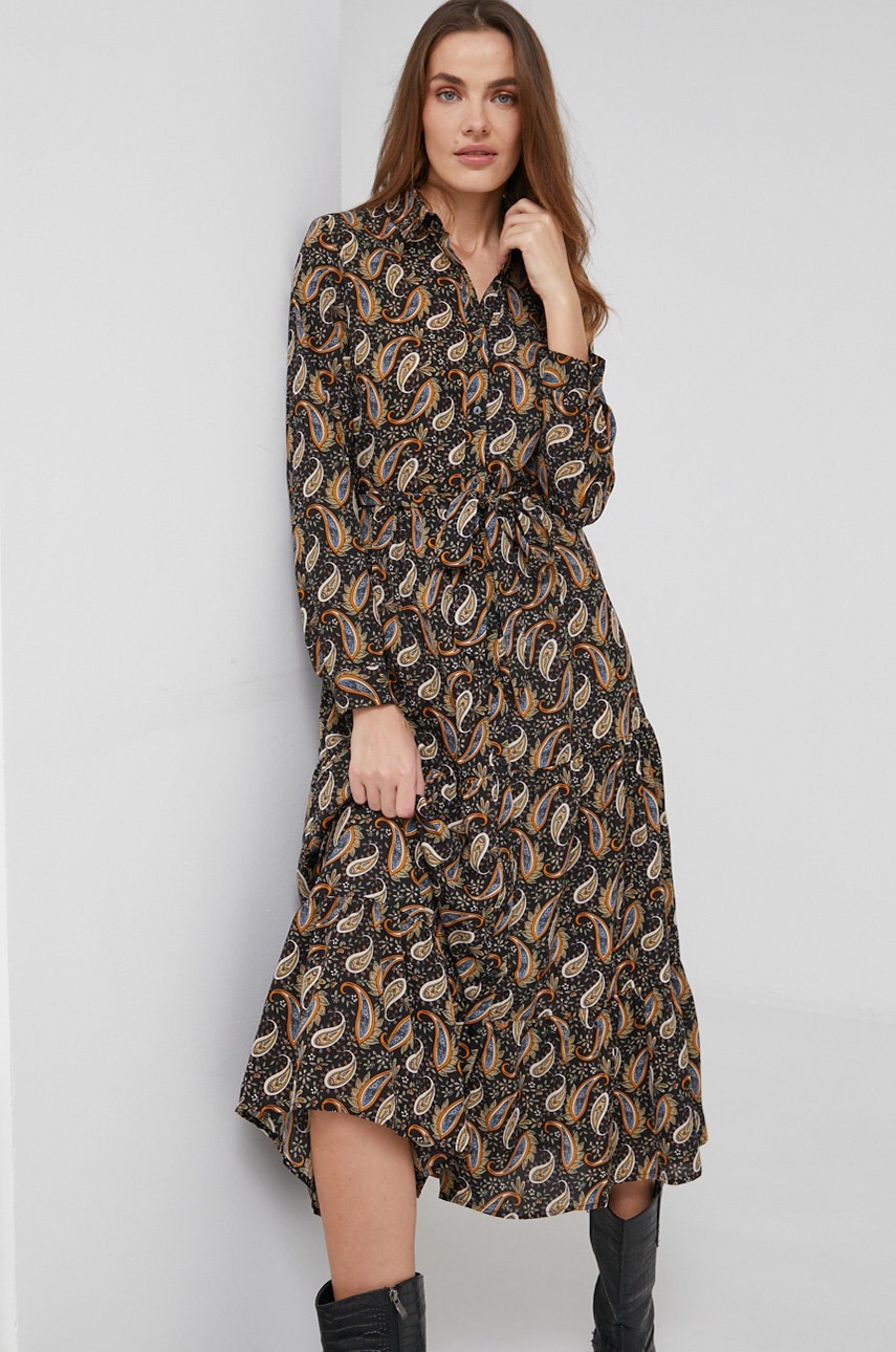 

Рокля Answear Lab в черно среднодълъг модел разкроен модел, Черен