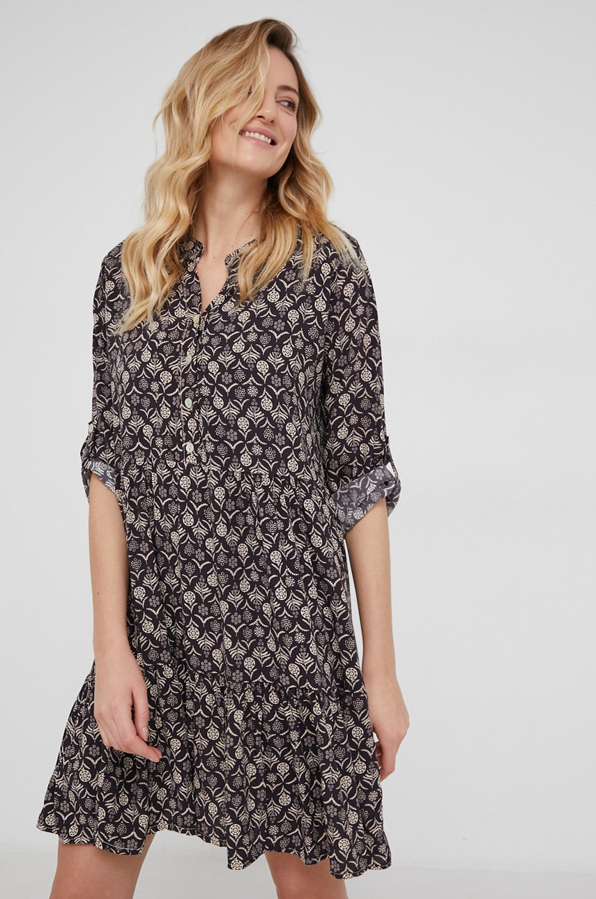 

Рокля Answear Lab в черно къс модел разкроен модел, Черен