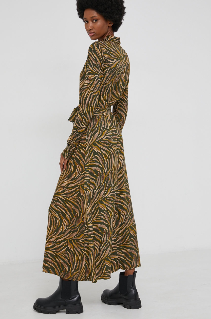 

Рокля Answear Lab в зелено дълъг модел разкроен модел, Зелен