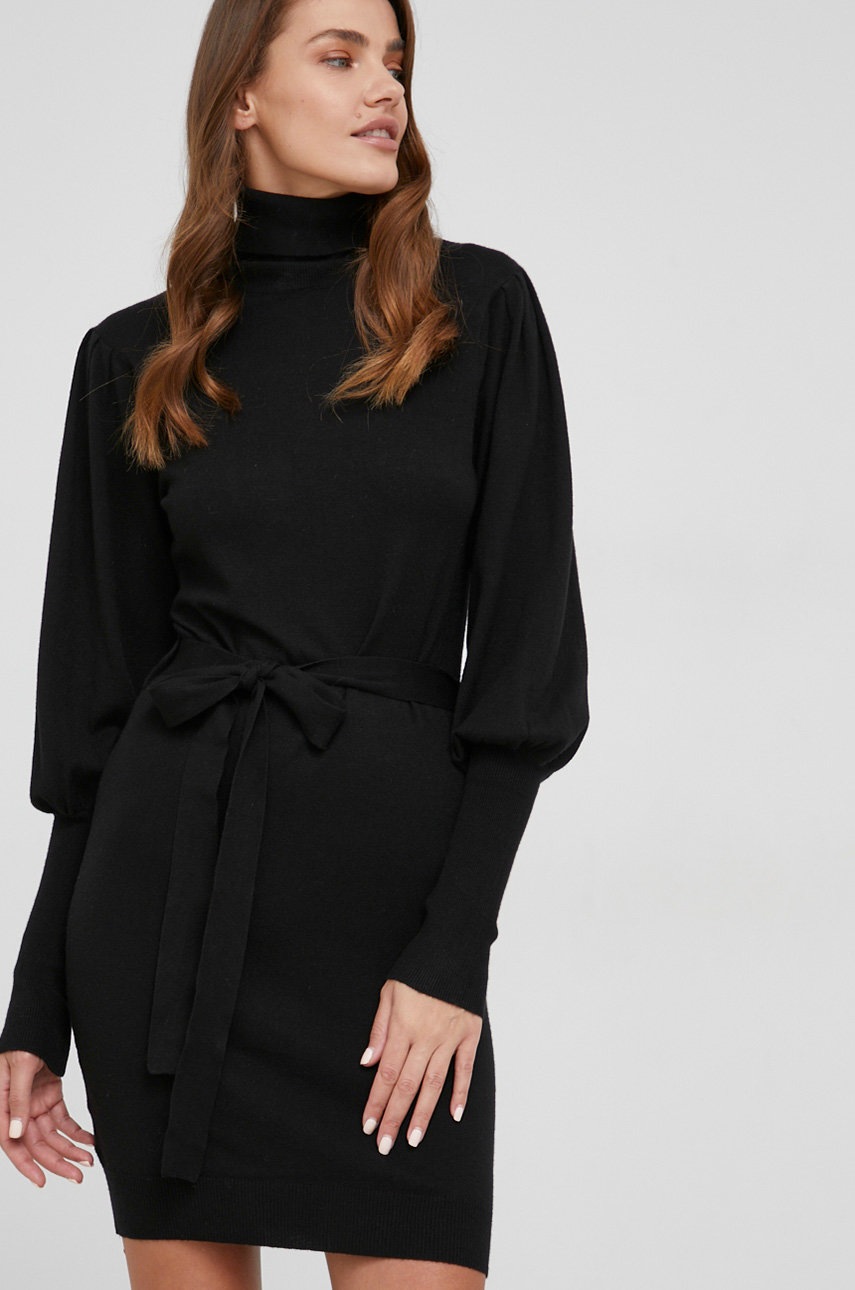 

Рокля Answear Lab в черно къс модел със стандартна кройка, Черен