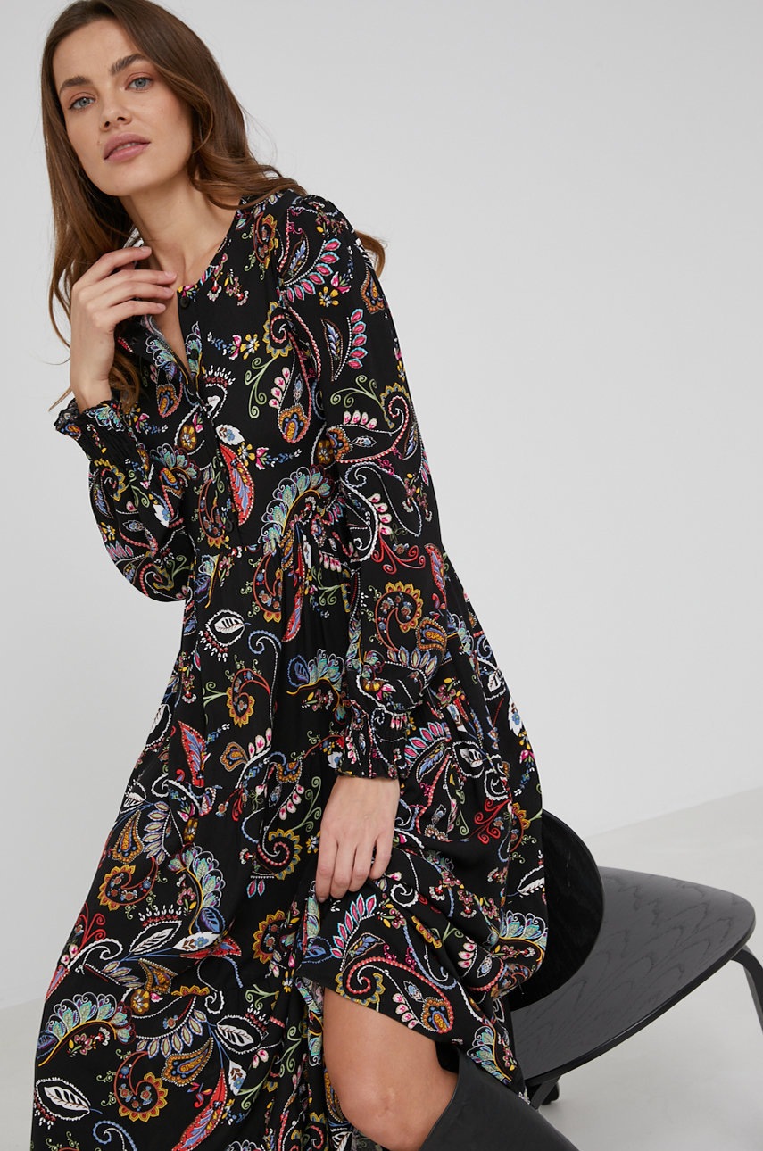 

Рокля Answear Lab в черно дълъг модел с уголемена кройка, Черен