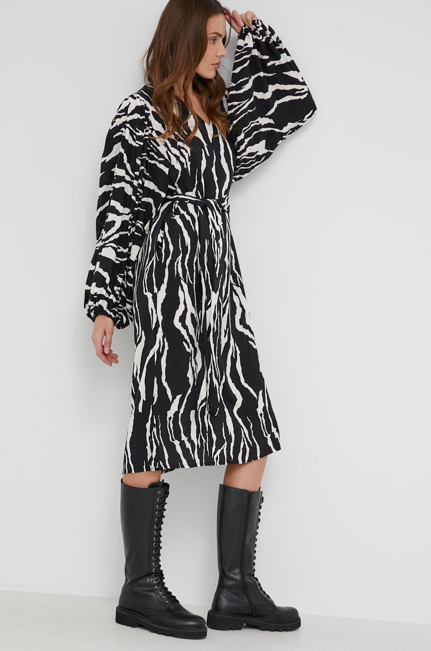 

Рокля Answear Lab в черно среднодълъг модел с уголемена кройка, Черен