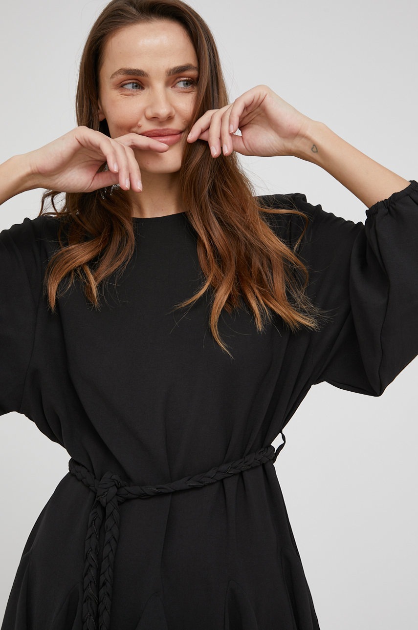 

Рокля Answear Lab в черно къс модел разкроен модел, Черен