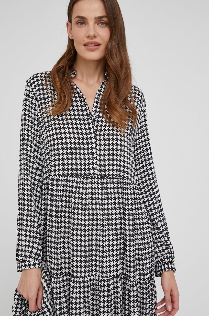 

Рокля Answear Lab в черно среднодълъг модел разкроен модел, Черен