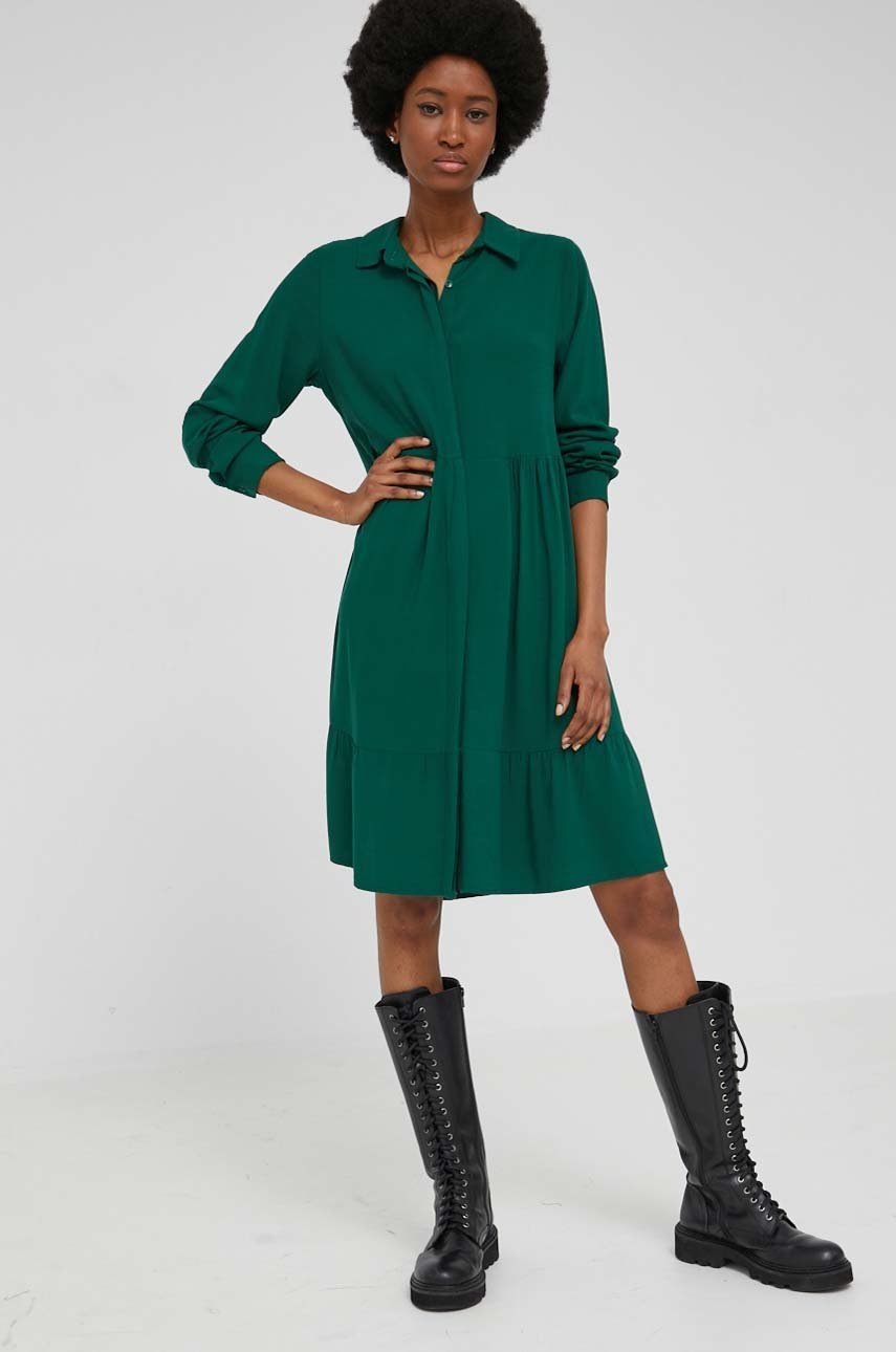 

Рокля Answear Lab в зелено къс модел разкроен модел, Зелен