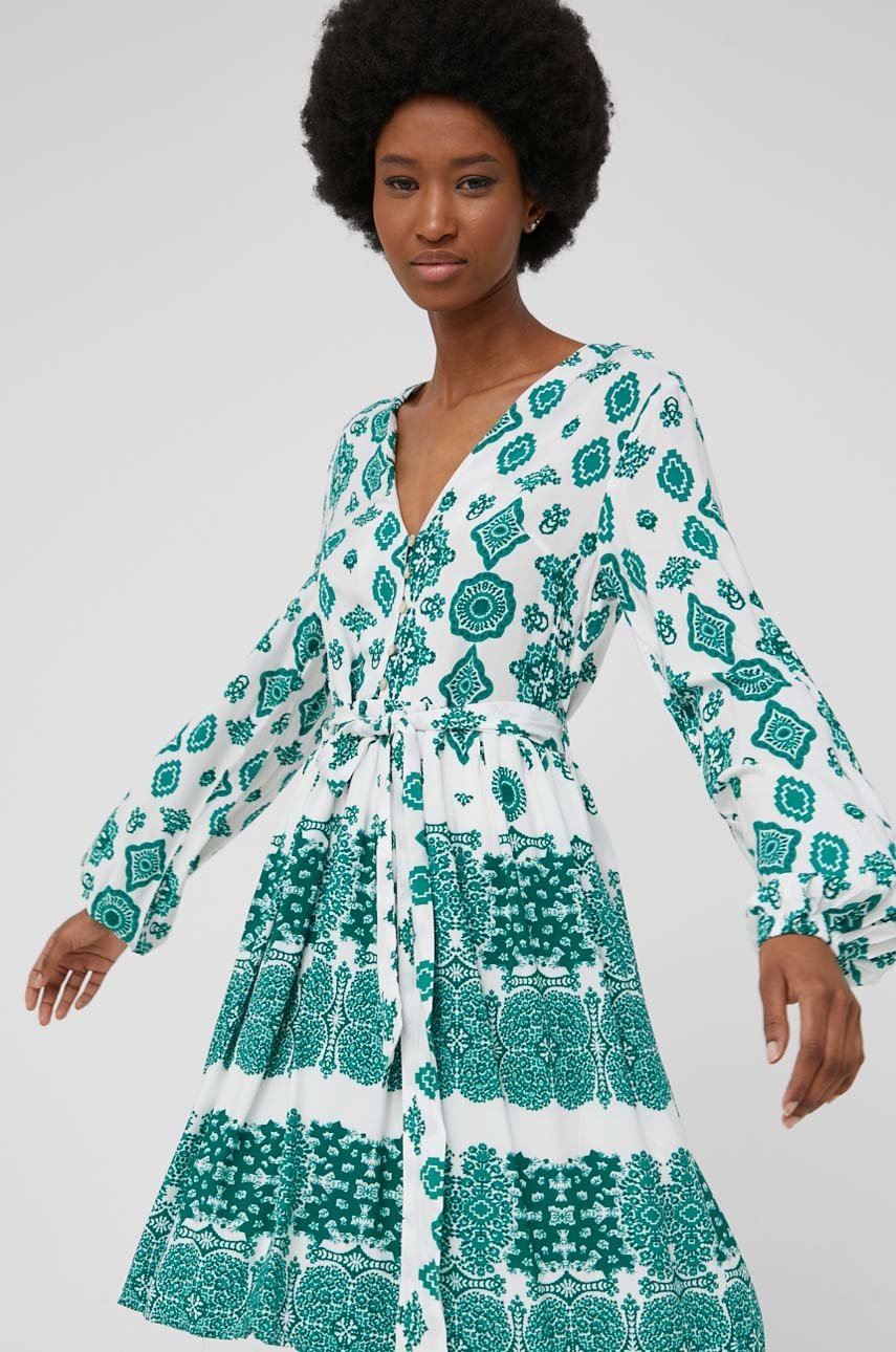 

Рокля Answear Lab в зелено къс модел разкроен модел, Зелен