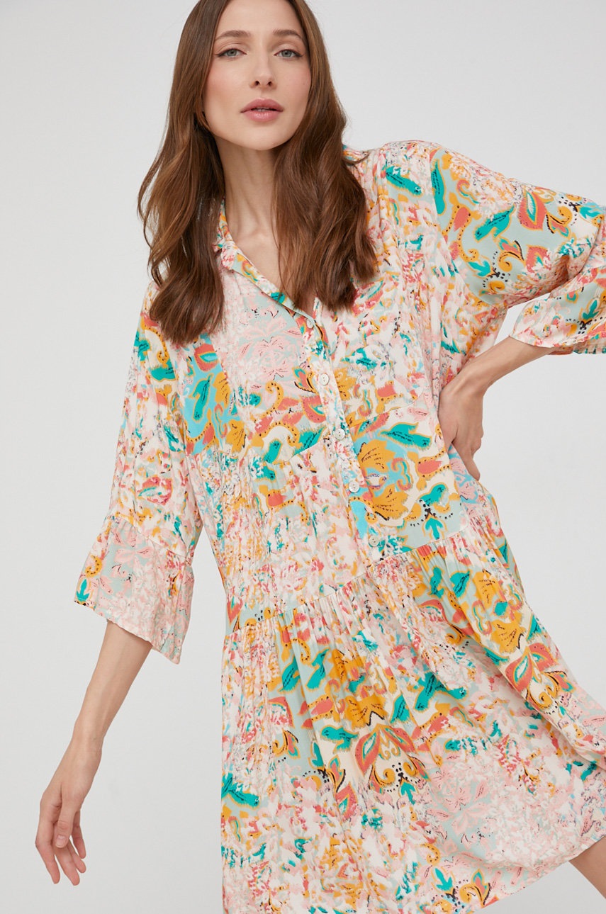 

Рокля Answear Lab в бежово къс модел разкроен модел, Бежов