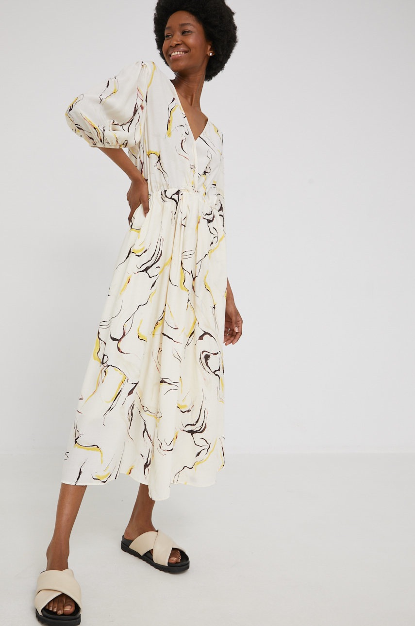 

Рокля Answear Lab в бежово среднодълъг модел разкроен модел, Бежов