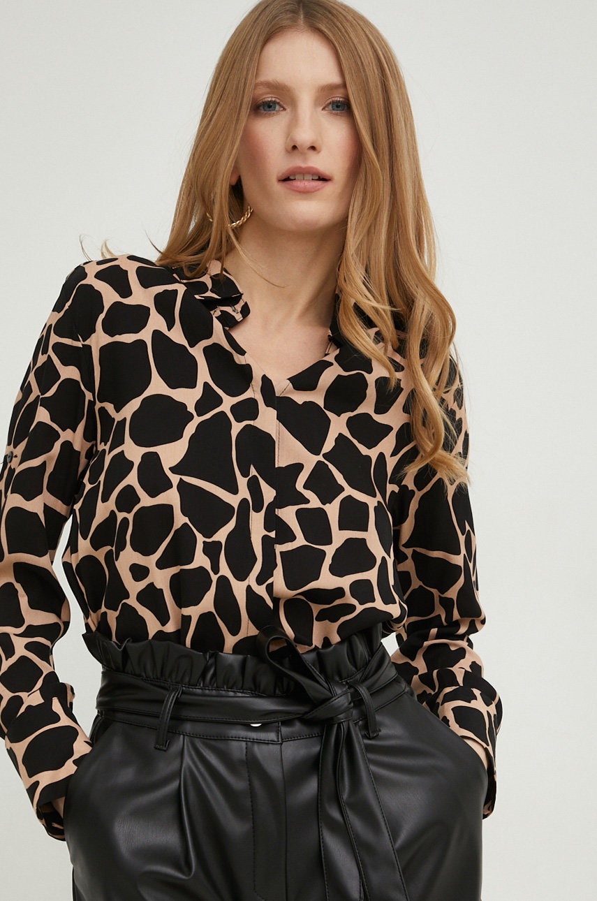 

Риза Answear Lab дамска в черно със стандартна кройка с класическа яка, Черен