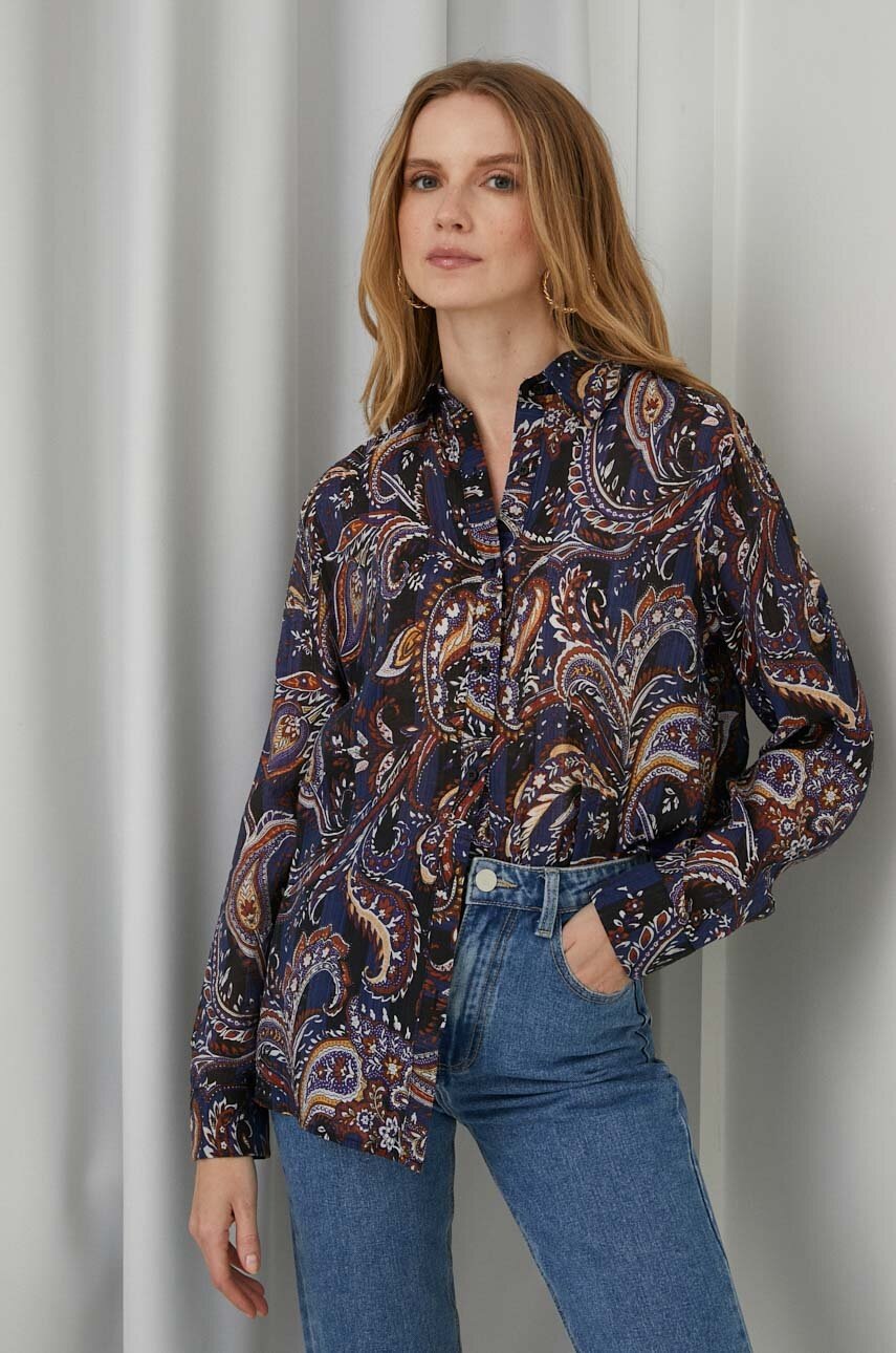 

Риза с коприна Answear Lab в черно със стандартна кройка с класическа яка, Черен